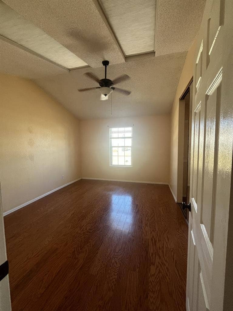 Master Bedroom w/ walk-in closets