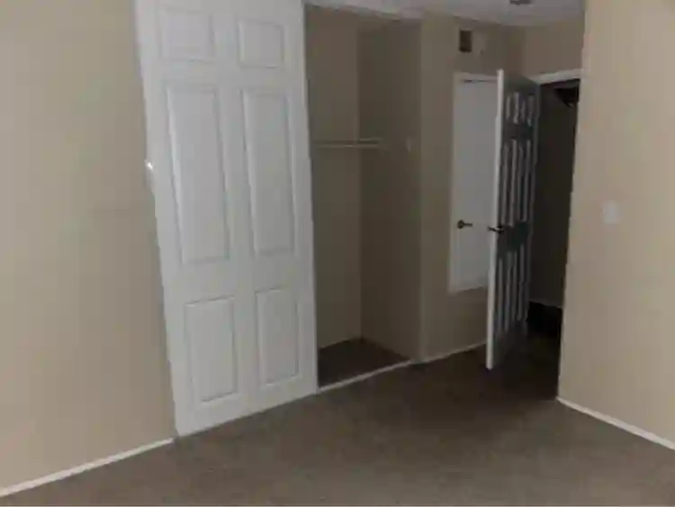 Looking for a roomate