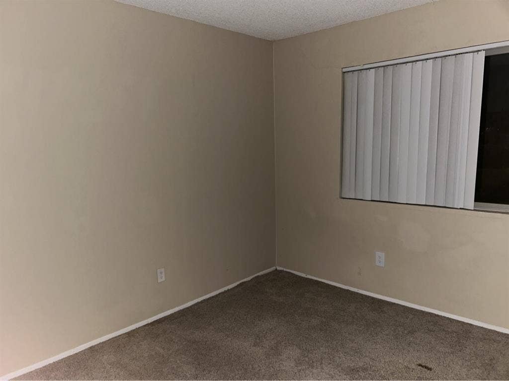 Looking for a roomate