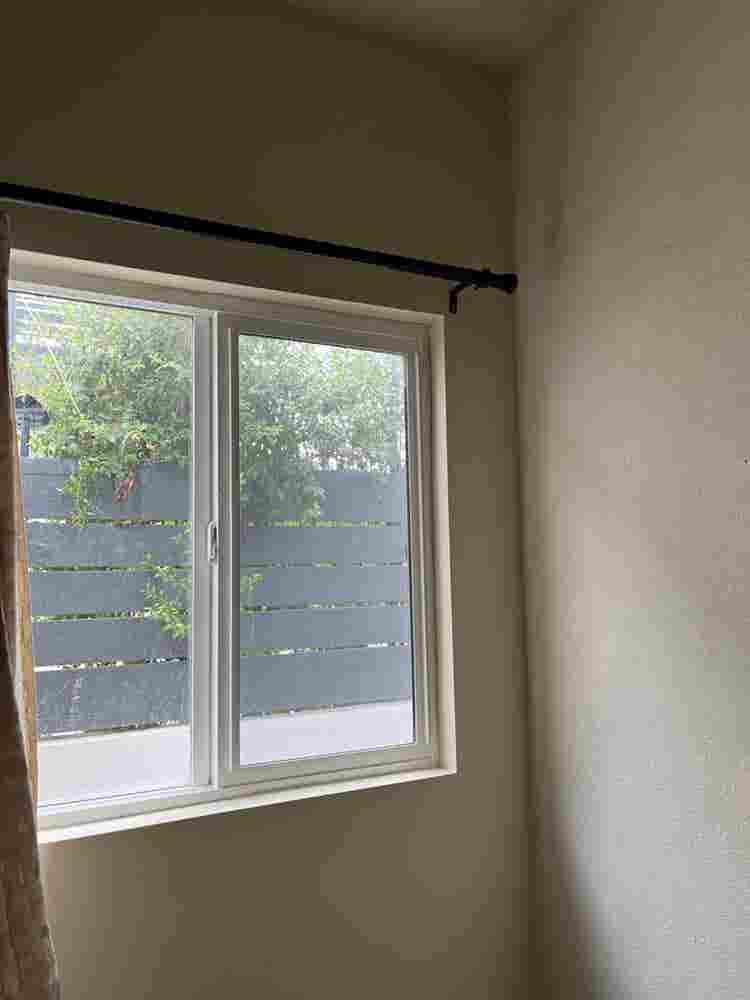 Room for rent in a house. Reseda