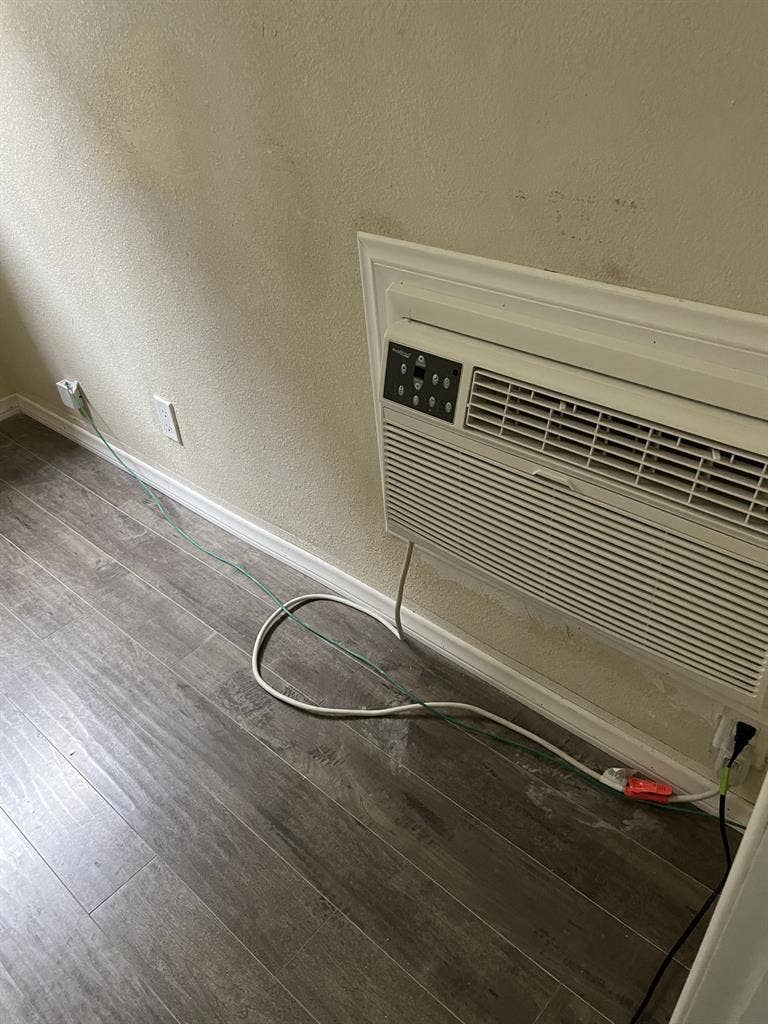 Room for rent in a house. Reseda