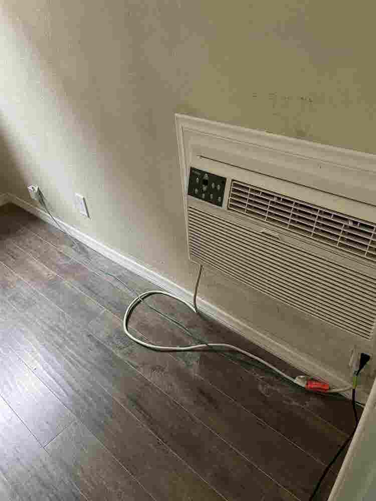 Room for rent in a house. Reseda