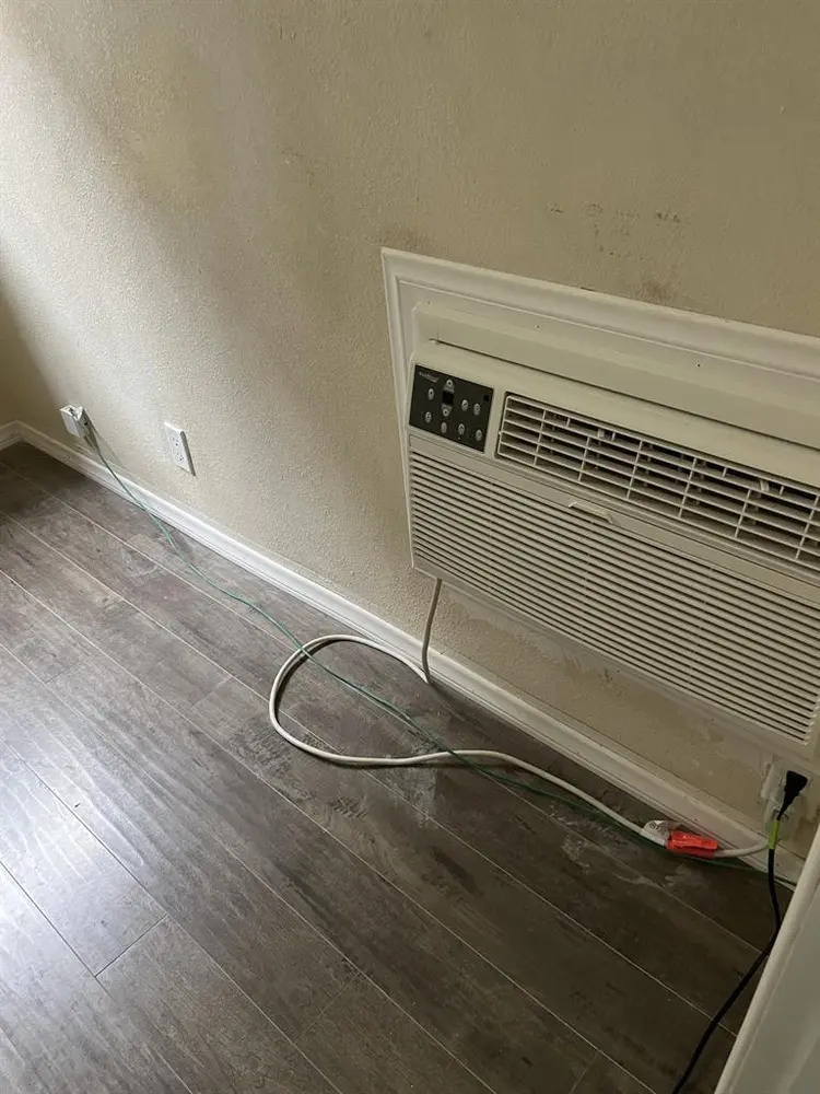 Room for rent in a house. Reseda