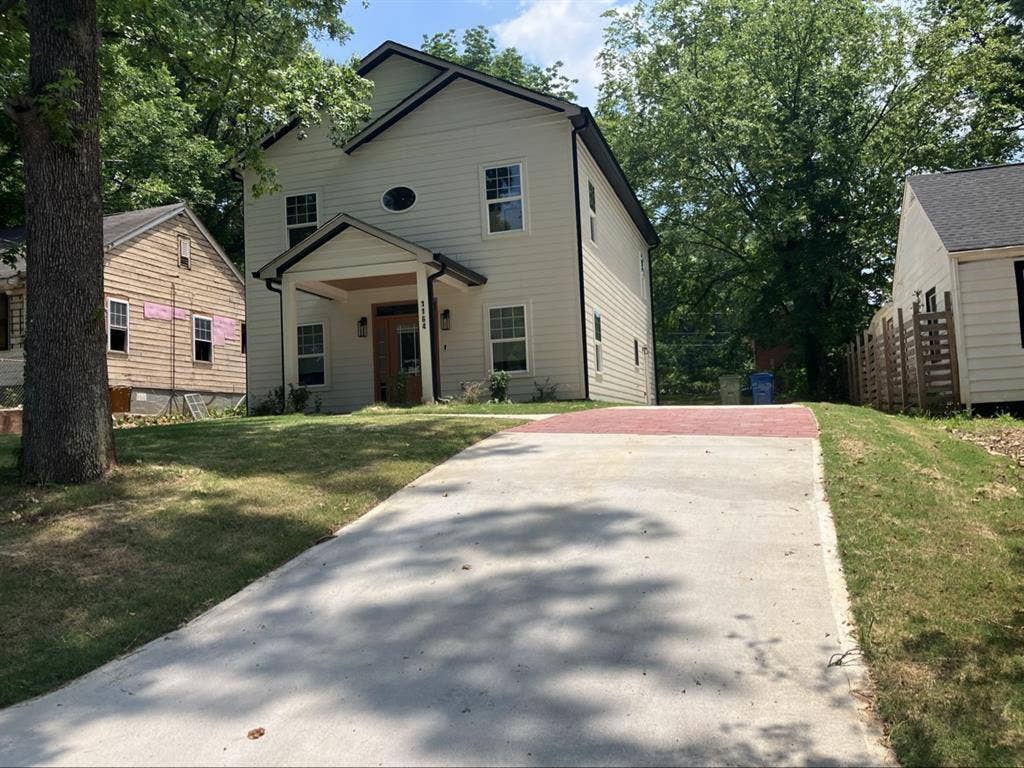 Room available in 4 bedroom home!