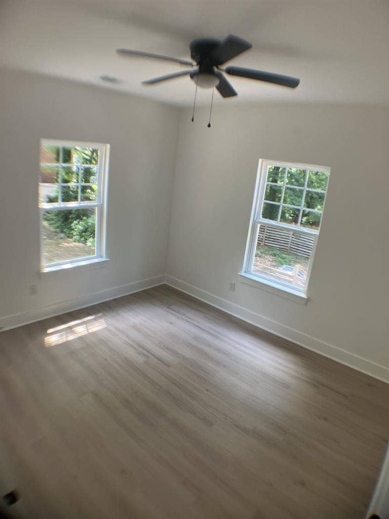 Room available in 4 bedroom home!