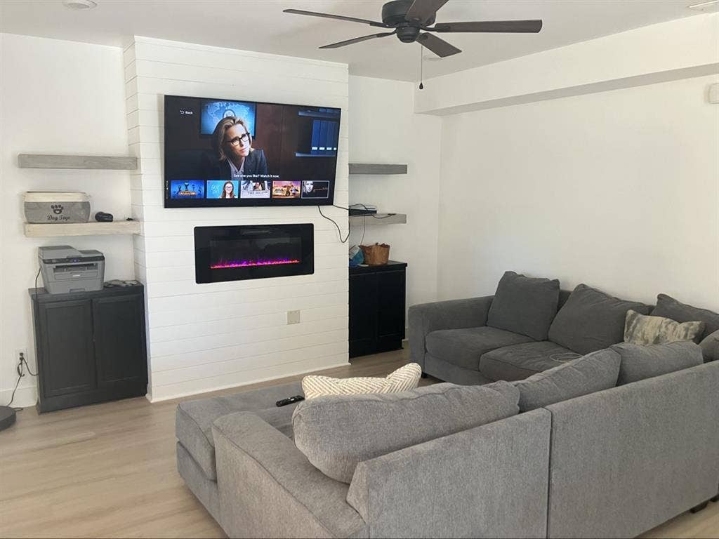 Room available in 4 bedroom home!