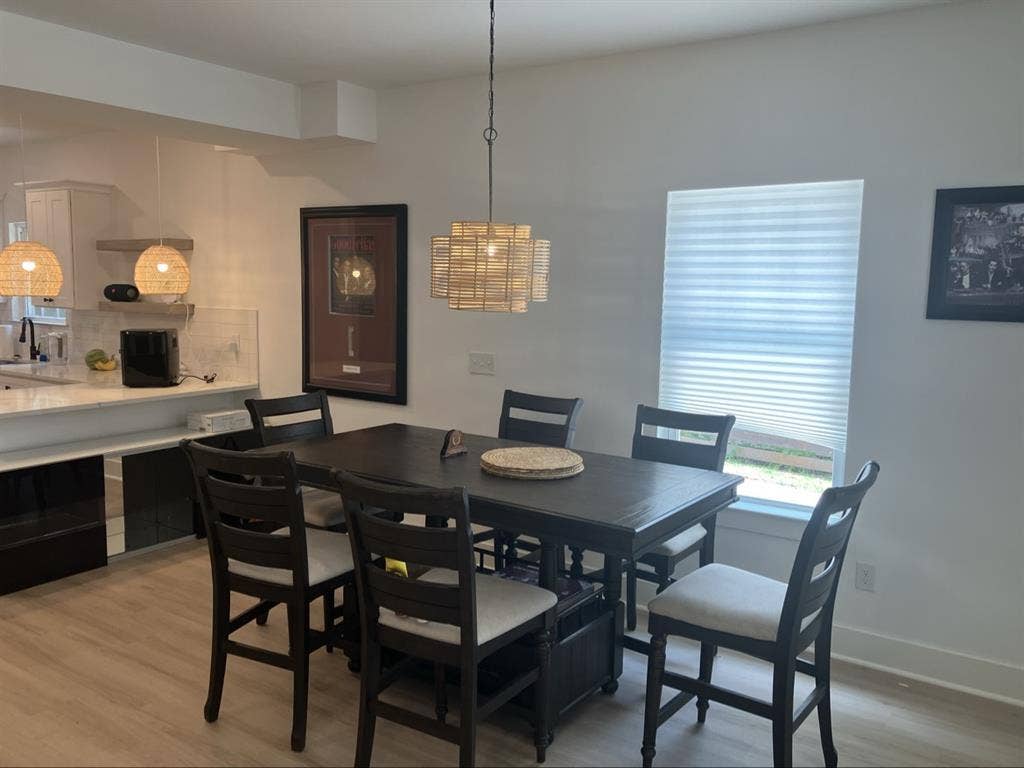 Room available in 4 bedroom home!