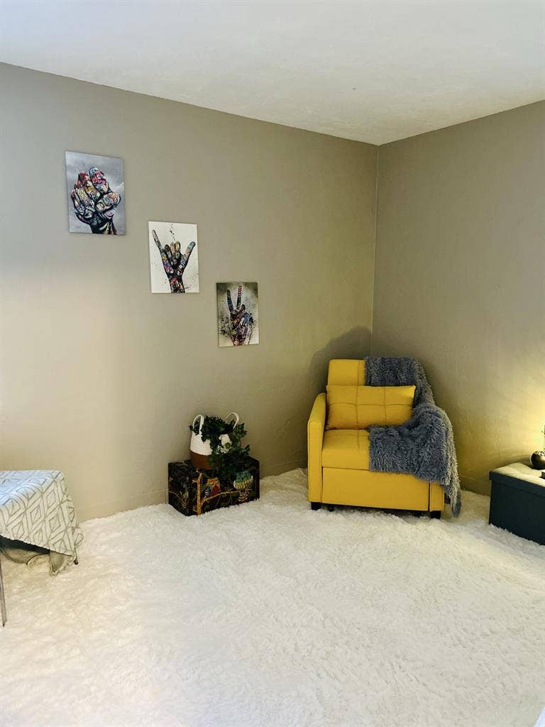 Looking for roommate in Lantana