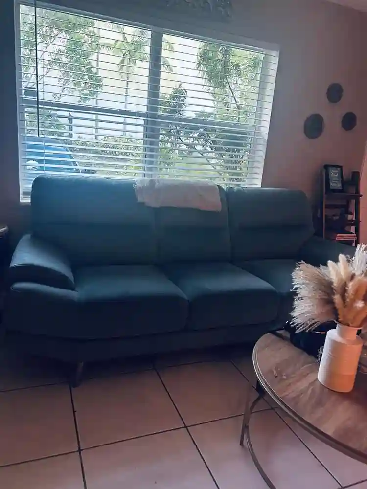 Looking for roommate in Lantana