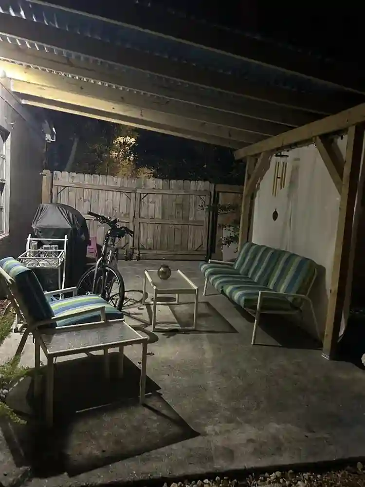 Looking for roommate in Lantana