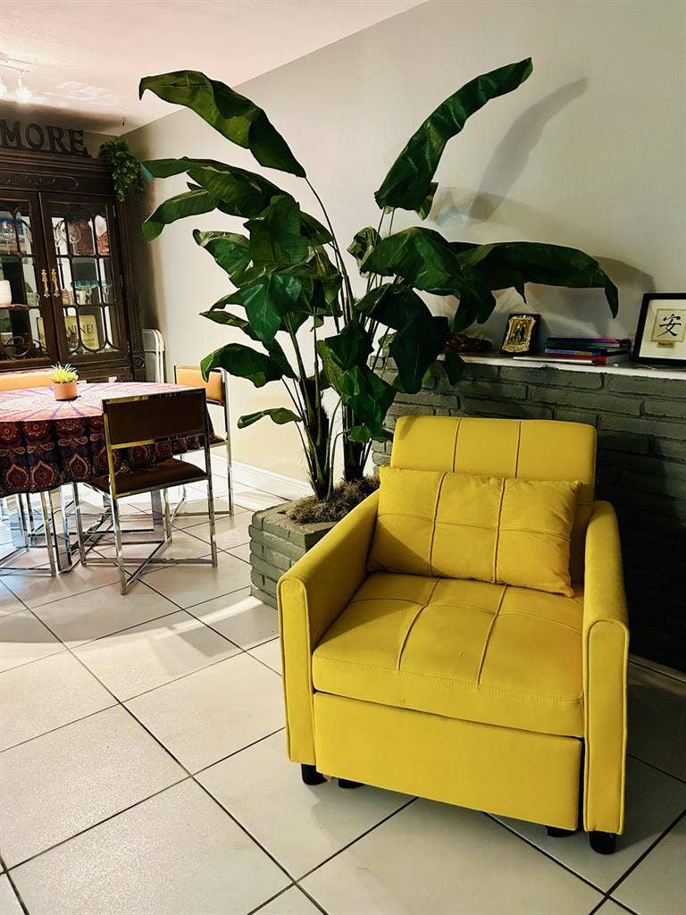 Looking for roommate in Lantana