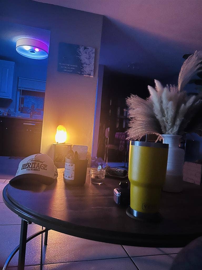 Looking for roommate in Lantana