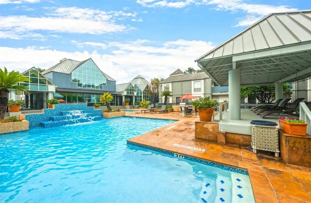 $ Studio in galleria area