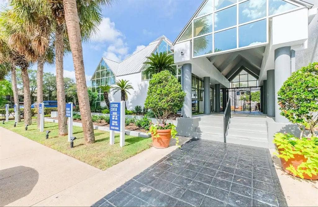 $ Studio in galleria area