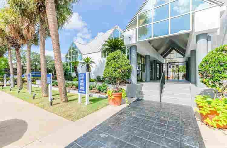 $ Studio in galleria area