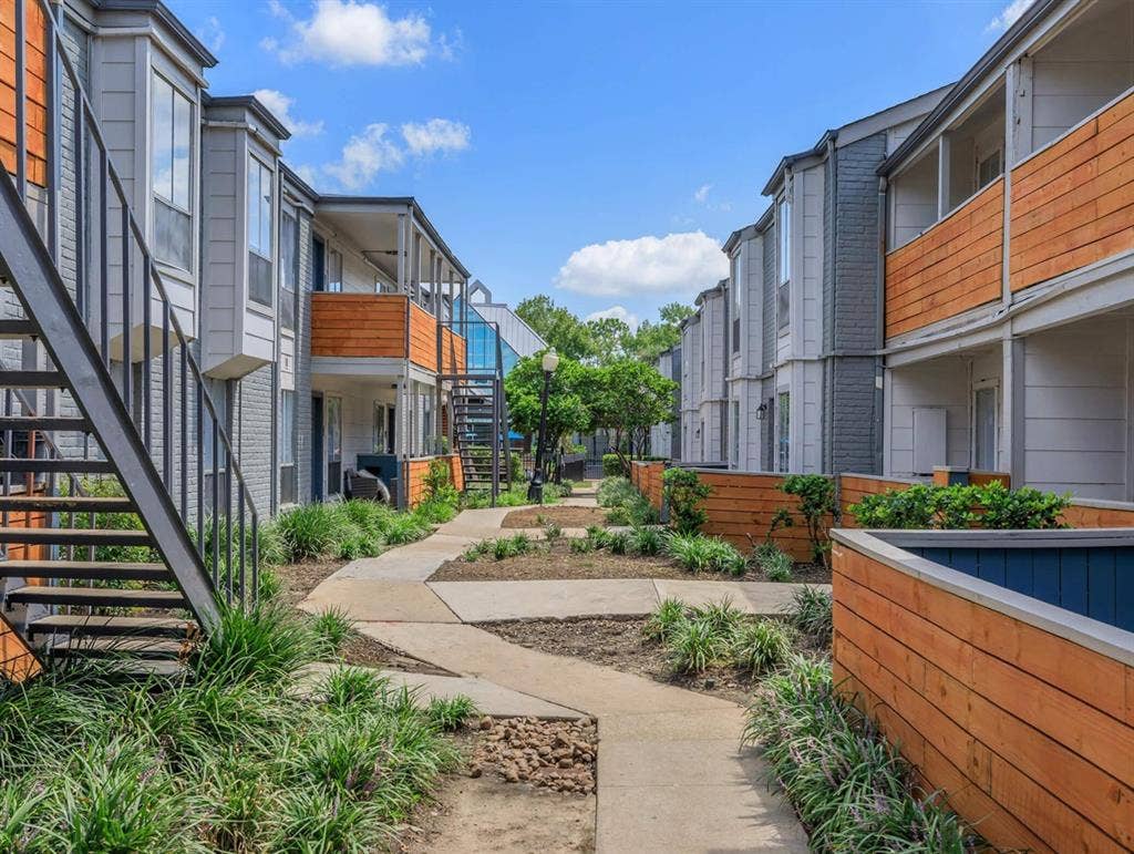 $ Studio in galleria area