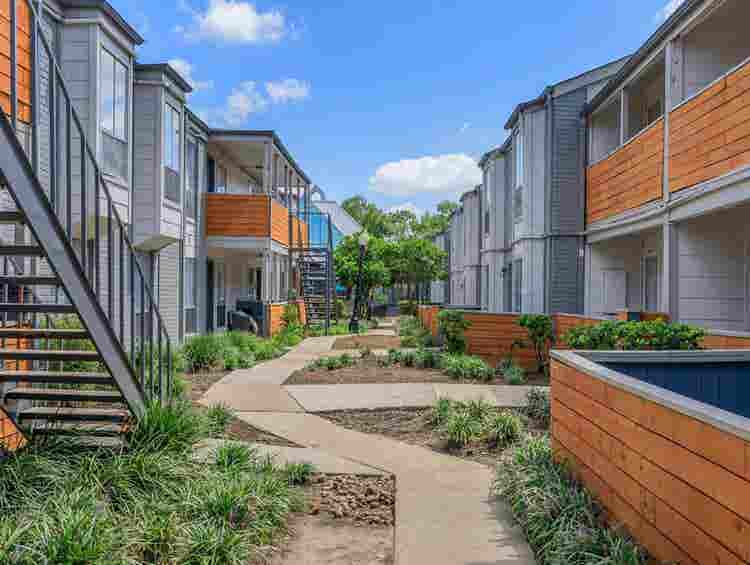 $ Studio in galleria area