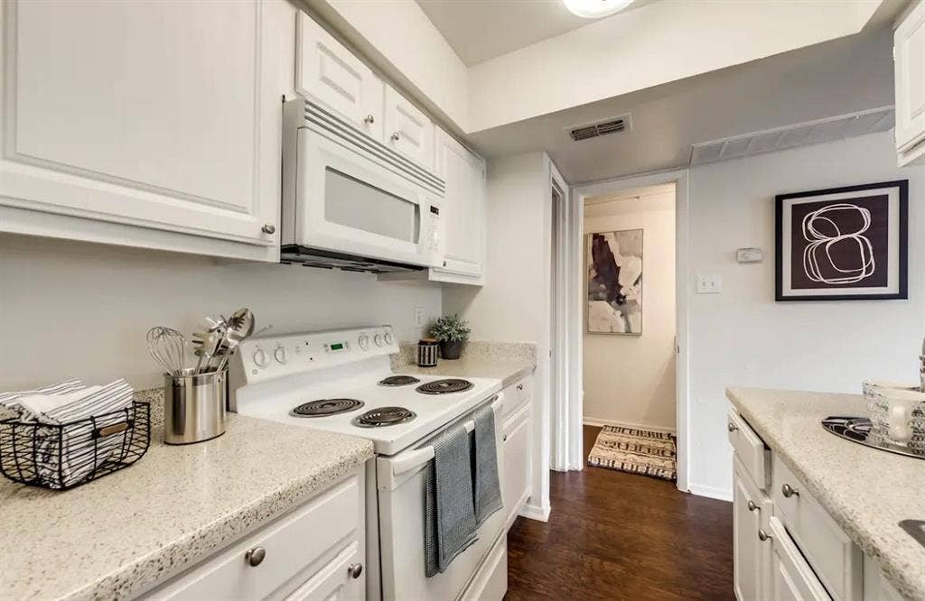 $ Studio in galleria area