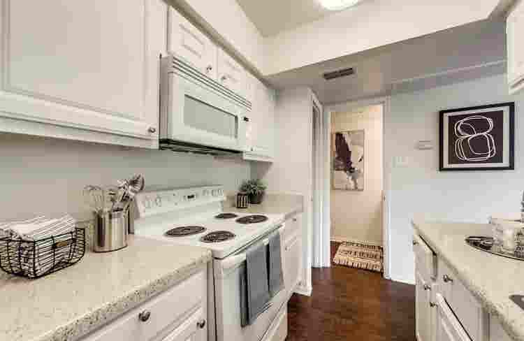 $ Studio in galleria area