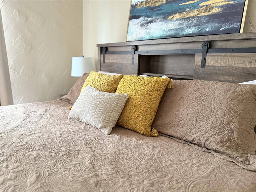 Private Suite w Jack-and-Jill Bath