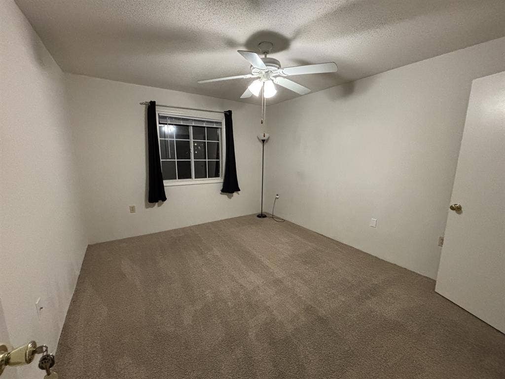 Room For Rent. Cuarto Disponible