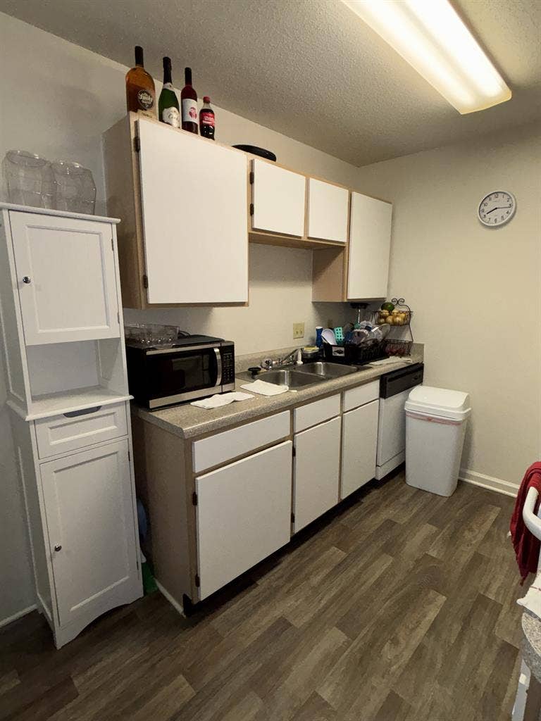 Room For Rent. Cuarto Disponible