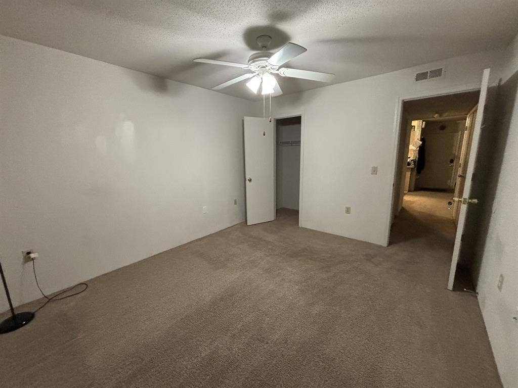 Room For Rent. Cuarto Disponible