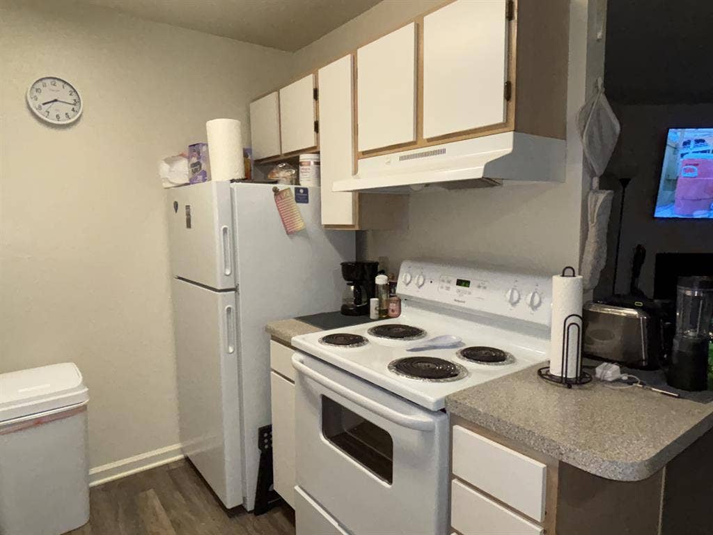 Room For Rent. Cuarto Disponible