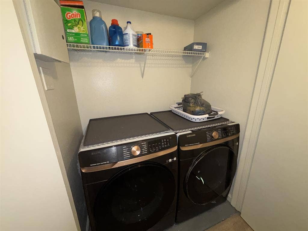 Room For Rent. Cuarto Disponible