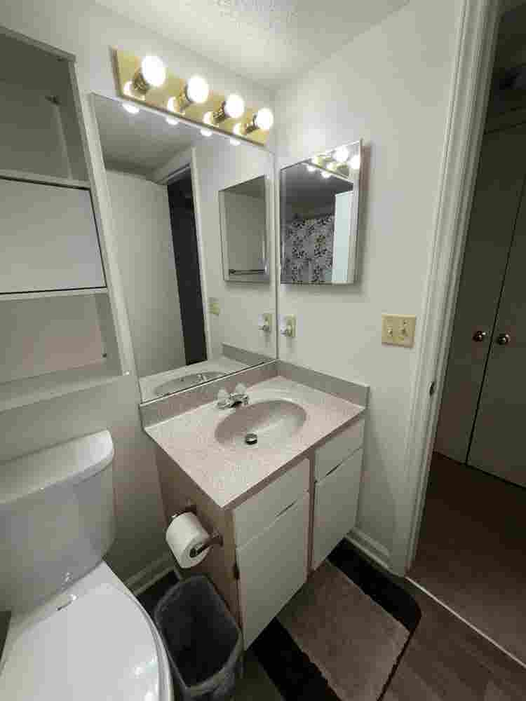 Room For Rent. Cuarto Disponible