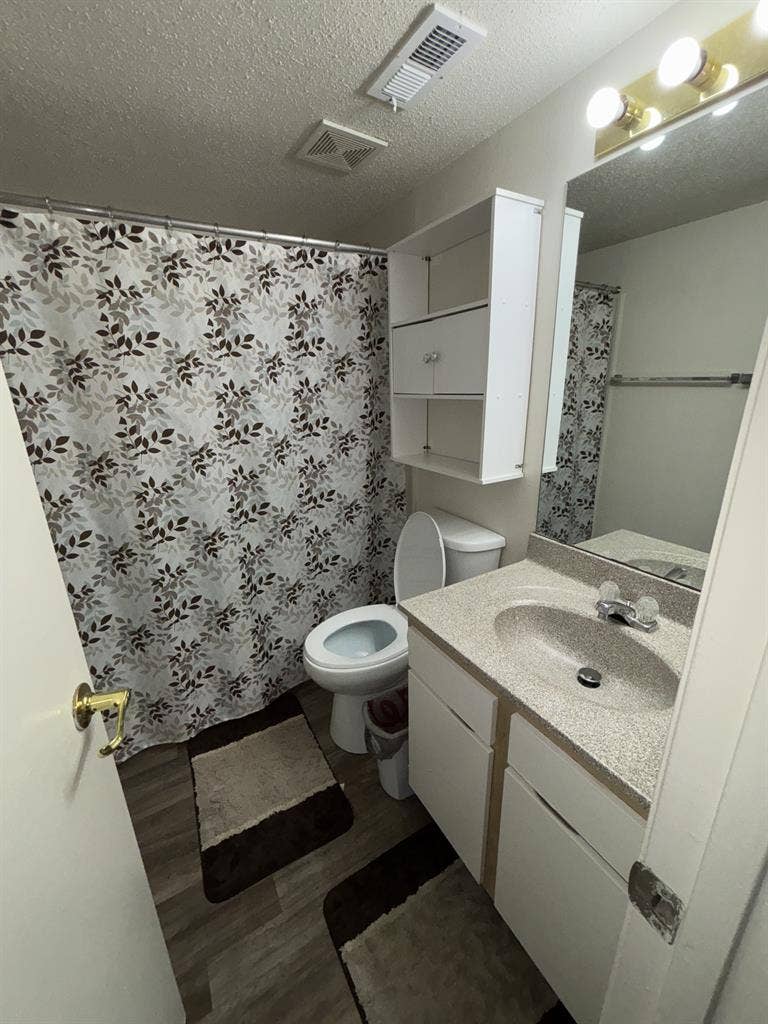 Room For Rent. Cuarto Disponible