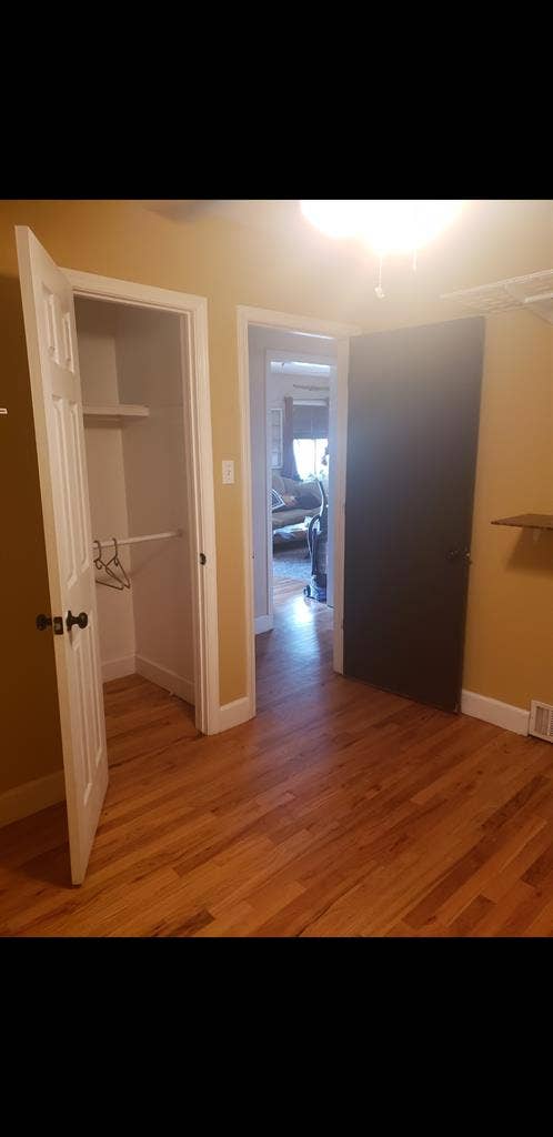 Awesome room for single tenant (M/F