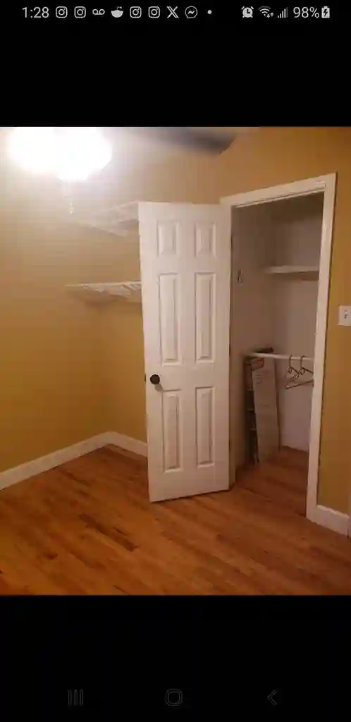 Awesome room for single tenant (M/F