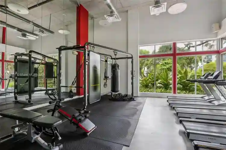 Cozy room in gated community on bay