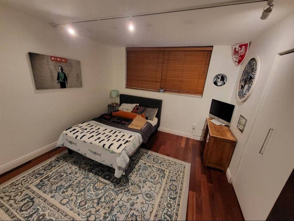 Cozy room in gated community on bay