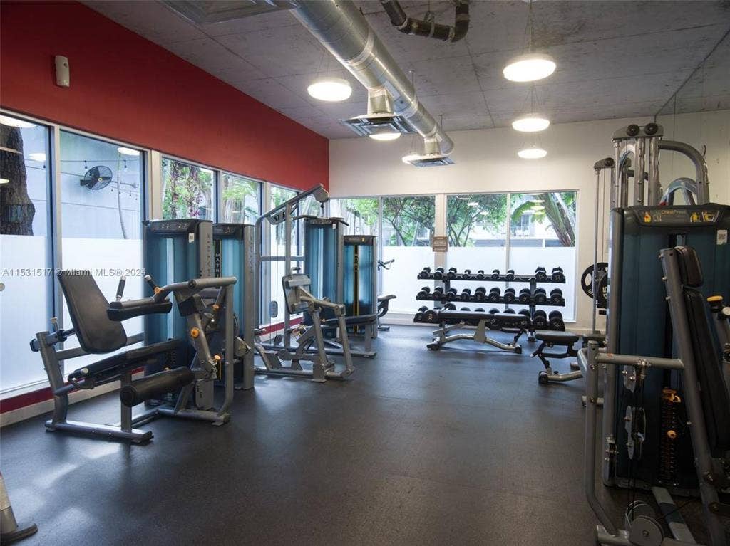 Cozy room in gated community on bay