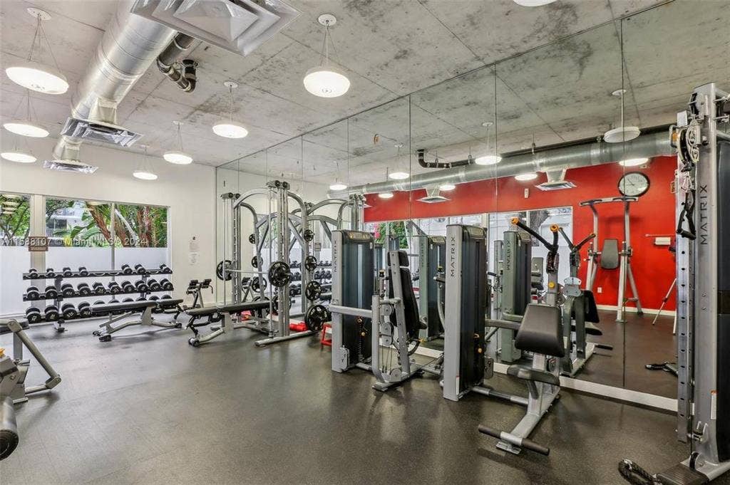 Cozy room in gated community on bay