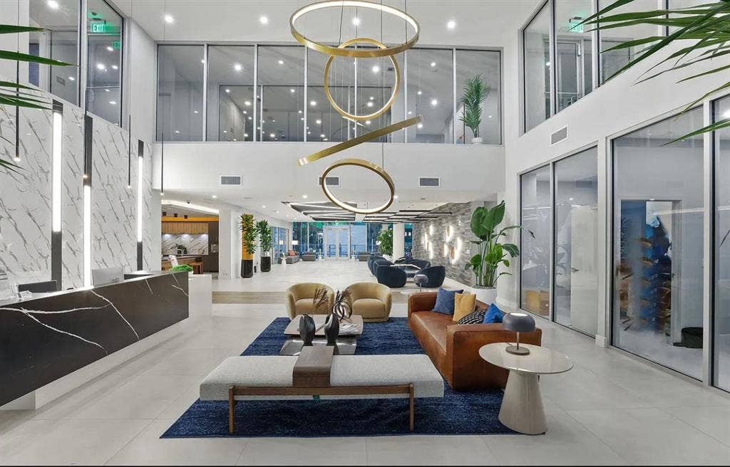 Like Master Bedroom-Luxury New Bld