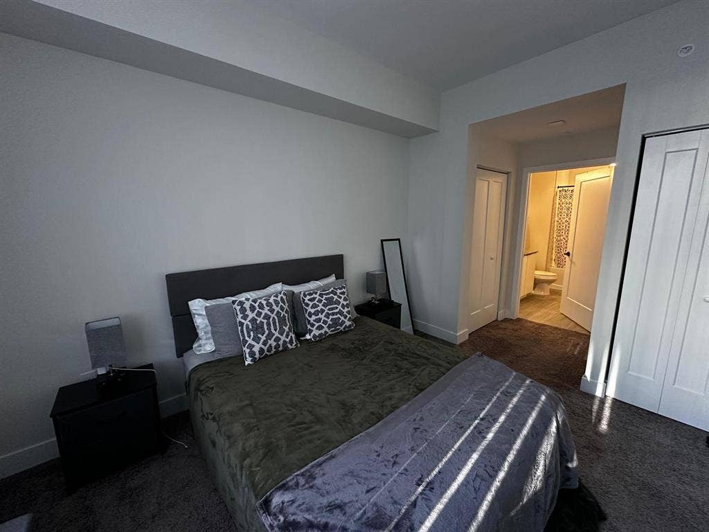 Like Master Bedroom-Luxury New Bld