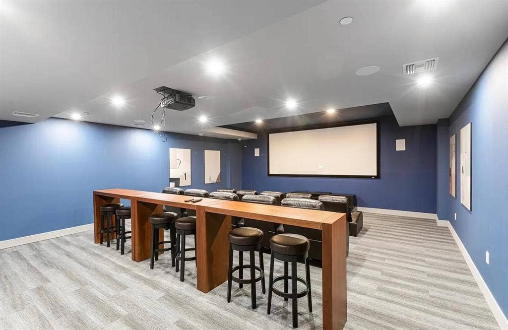 Like Master Bedroom-Luxury New Bld