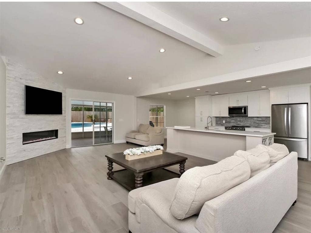 Looking for roommate