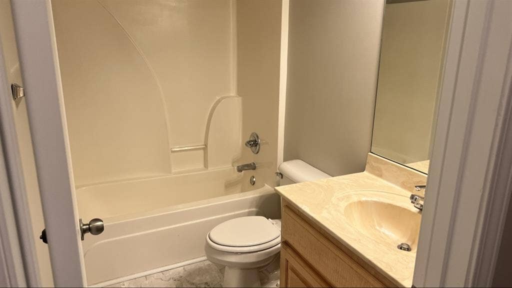 Room For Rent with Private B
ath