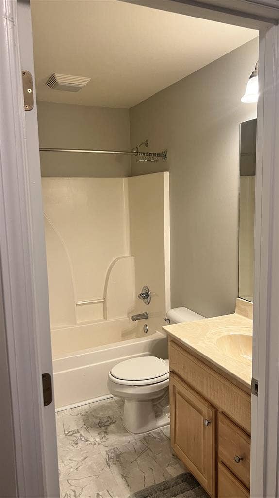 Room For Rent with Private B
ath