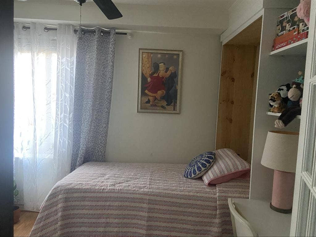 Room in rent preferably a woman.