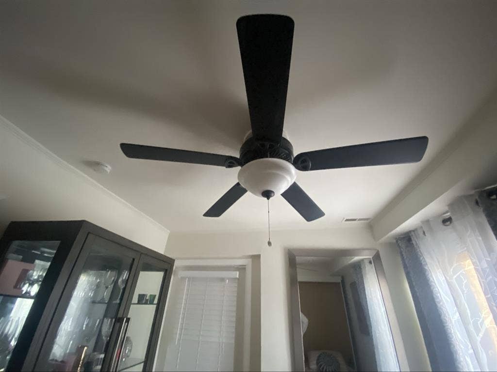 Room in rent preferably a woman.