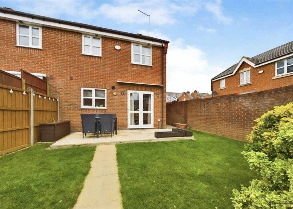 D
OUBLE ROOM + PRIVATE BATHROOM