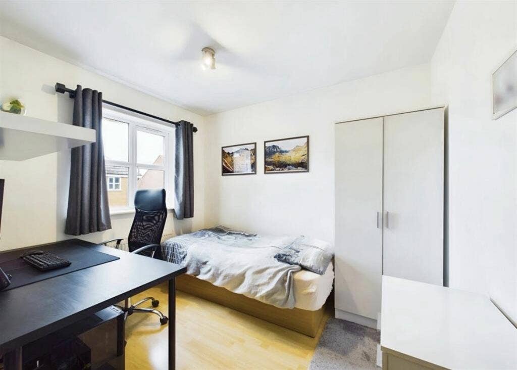 D
OUBLE ROOM + PRIVATE BATHROOM