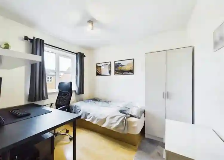 D
OUBLE ROOM + PRIVATE BATHROOM