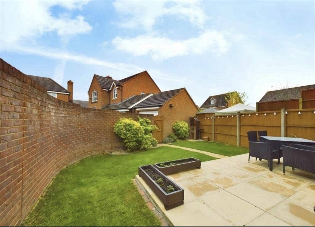 D
OUBLE ROOM + PRIVATE BATHROOM