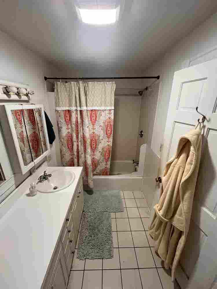 Room available in 4 bedroom home